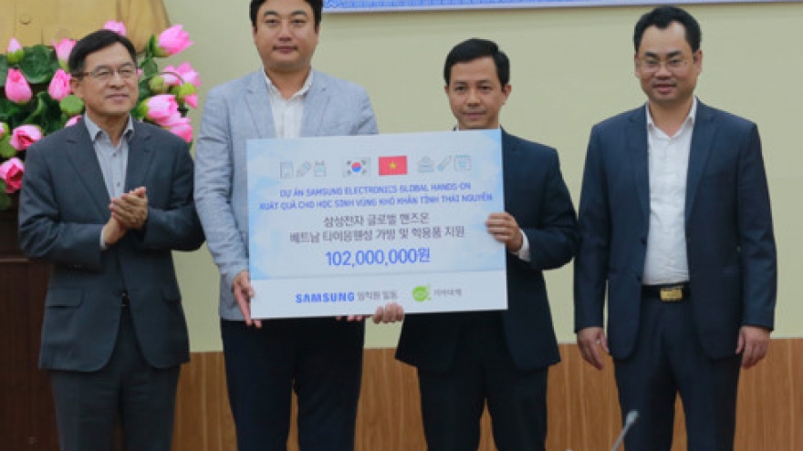 Samsung gift stationery to 3,500 needy students