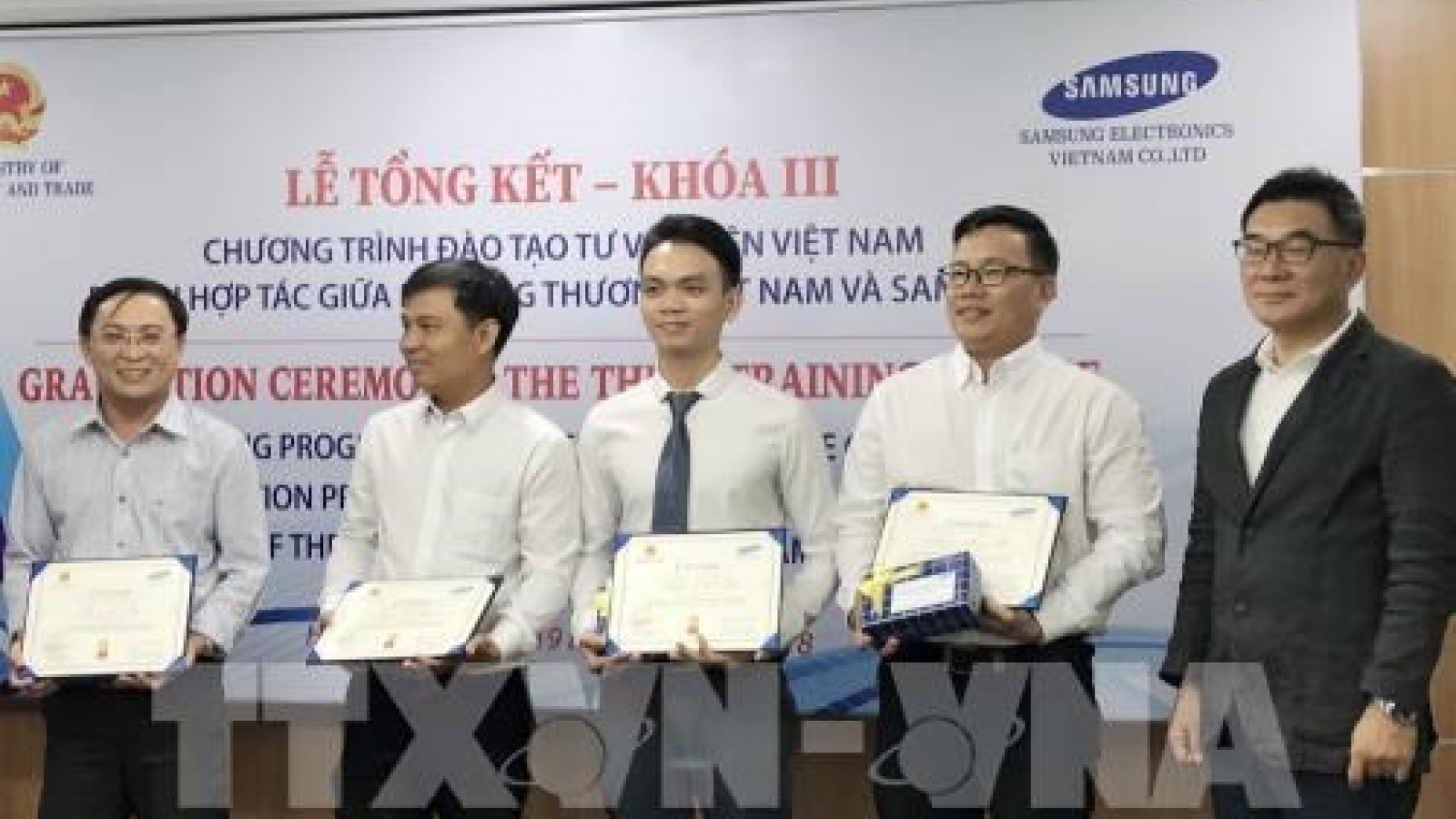 Samsung concludes third training course for Vietnamese consultants