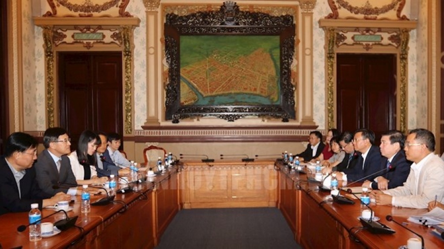 
        Samsung vows more support for Vietnamese firms to enter its supply chain
                              