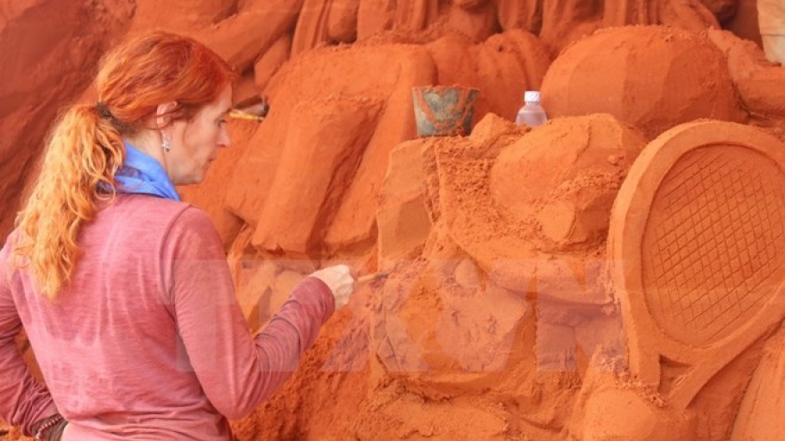 
        Binh Thuan: Sand statue park seeks to lure visitors
                              