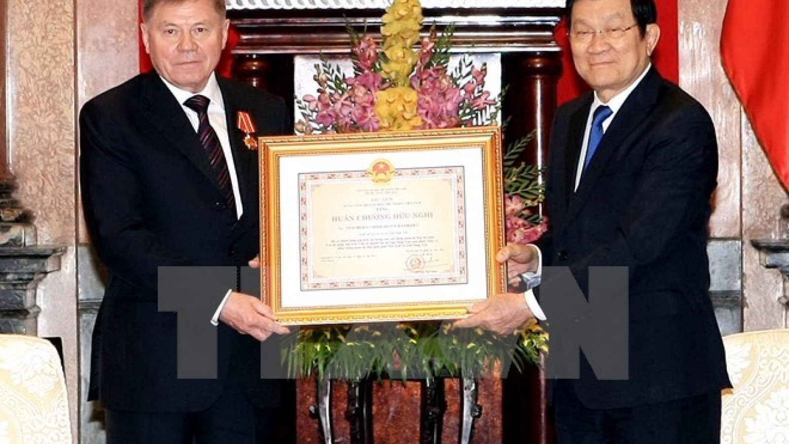 Vietnam bestows Friendship Order on Russian Supreme Court leader