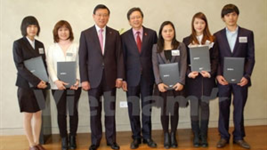 Vietnamese students receive Kumho Asiana scholarships