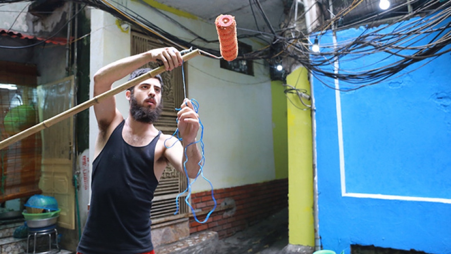 American brightens up Hanoi alleyway