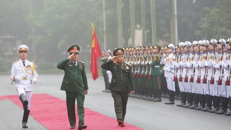 Senior officers of Lao army pay official visit to Vietnam