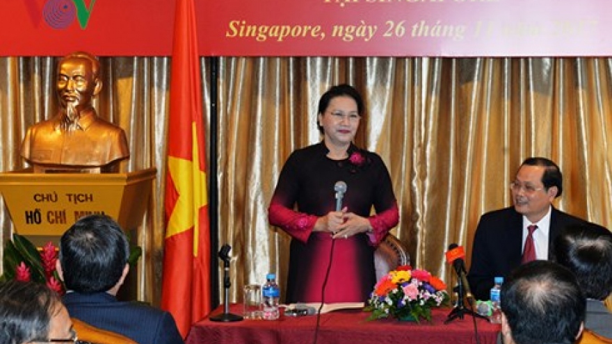 Top legislator meets embassy staff, overseas Vietnamese in Singapore
