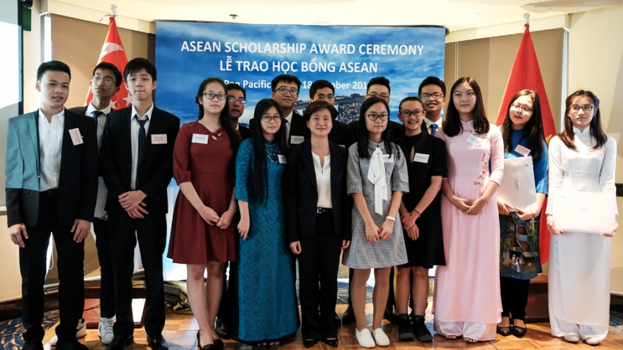 
        12 Vietnamese students earn ASEAN scholarships
                              