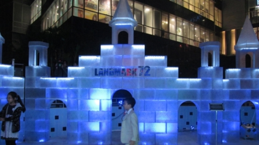 Festival brings snow to Hanoi  