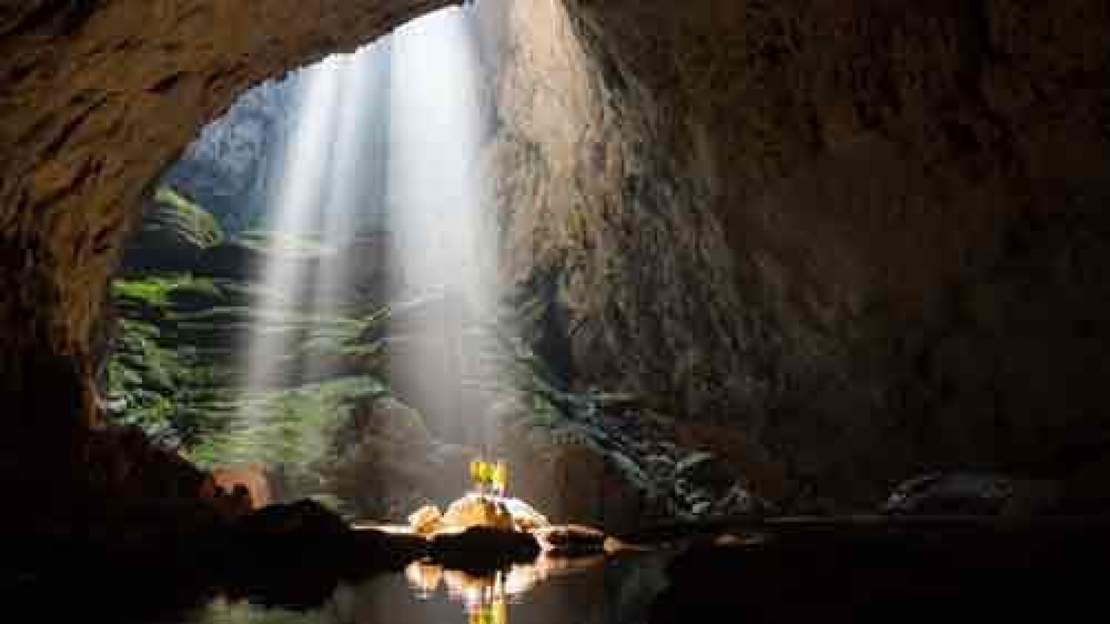 Foreign ambassadors conquer Son Doong cave