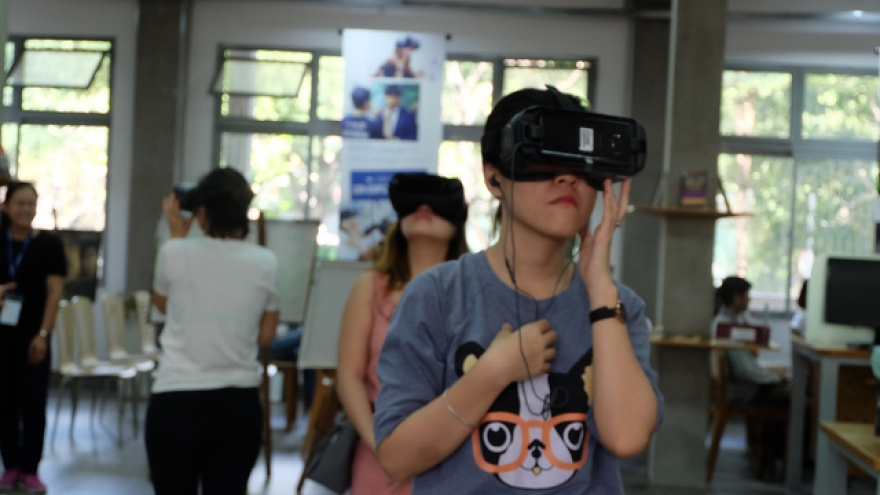Youth throng to experience virtual reality of Son Doong Cave in Saigon