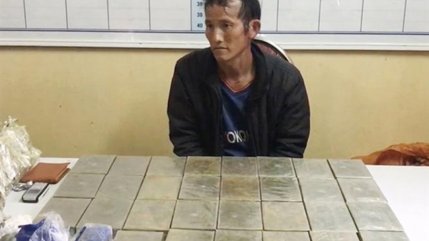 Son La police arrest man smuggling 30 bricks of heroin