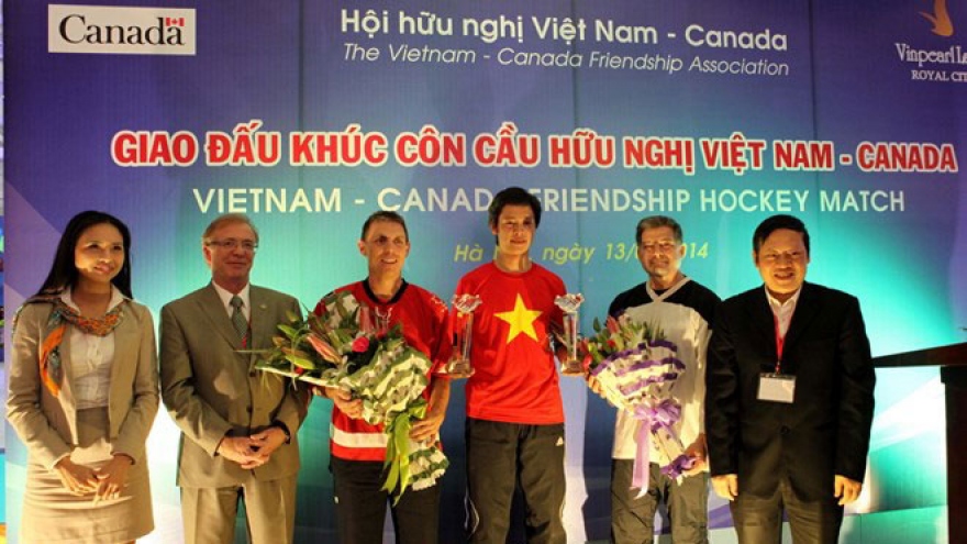 Friendly hockey match held between Vietnam, Canada