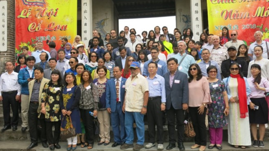 Friendship tour connects foreign diplomats, officials in Hanoi