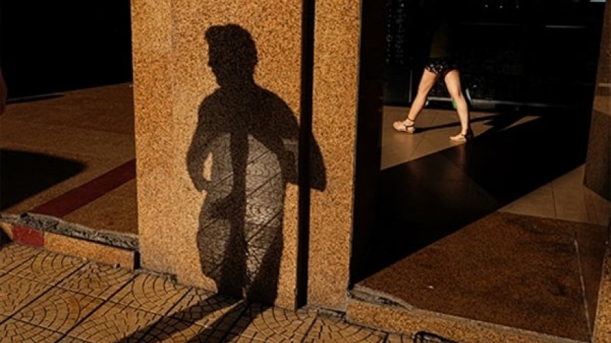 Street photo show opens in Hanoi