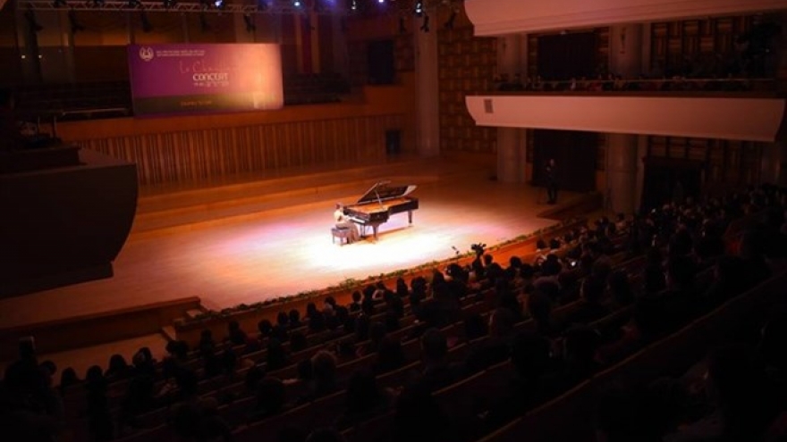 Students bring holiday warmth to kidney patients