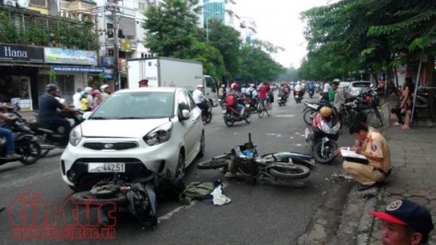 Car crashes 2 motorbikes, seriously injuring 3