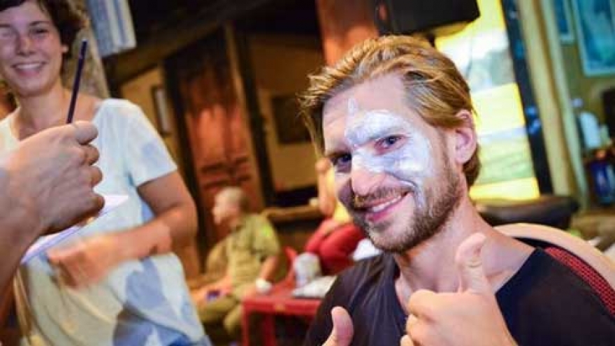 Hanoi’s night art performances lure foreign tourists