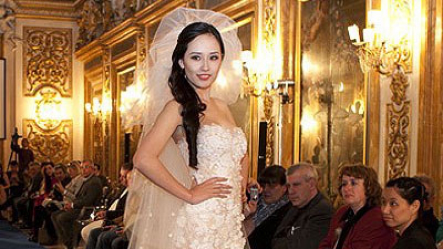 Miss Vietnam 2006 in Italian Fashion Show