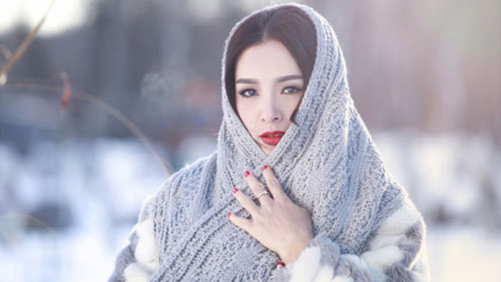 Thuy Hang poses in severe Russian winter