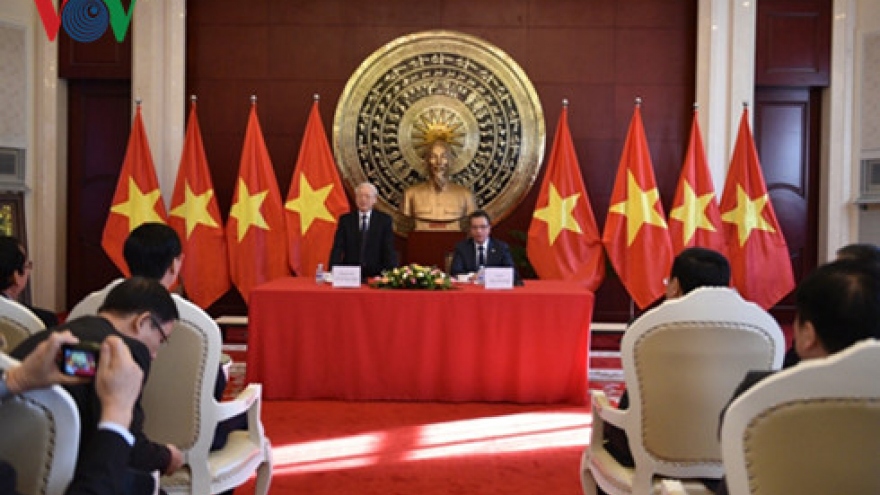 
        Party chief visits embassy staff, OVs in China
                              