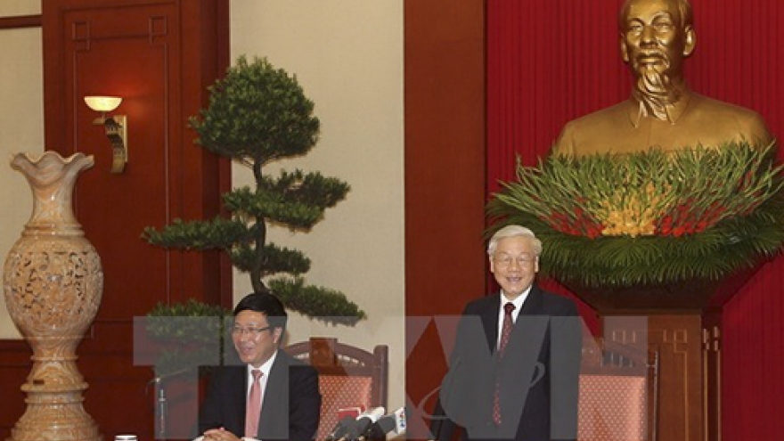 Party leader meets veteran, incumbent diplomats