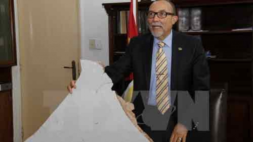 Malaysia confirms debris in Mozambique has MH370 features