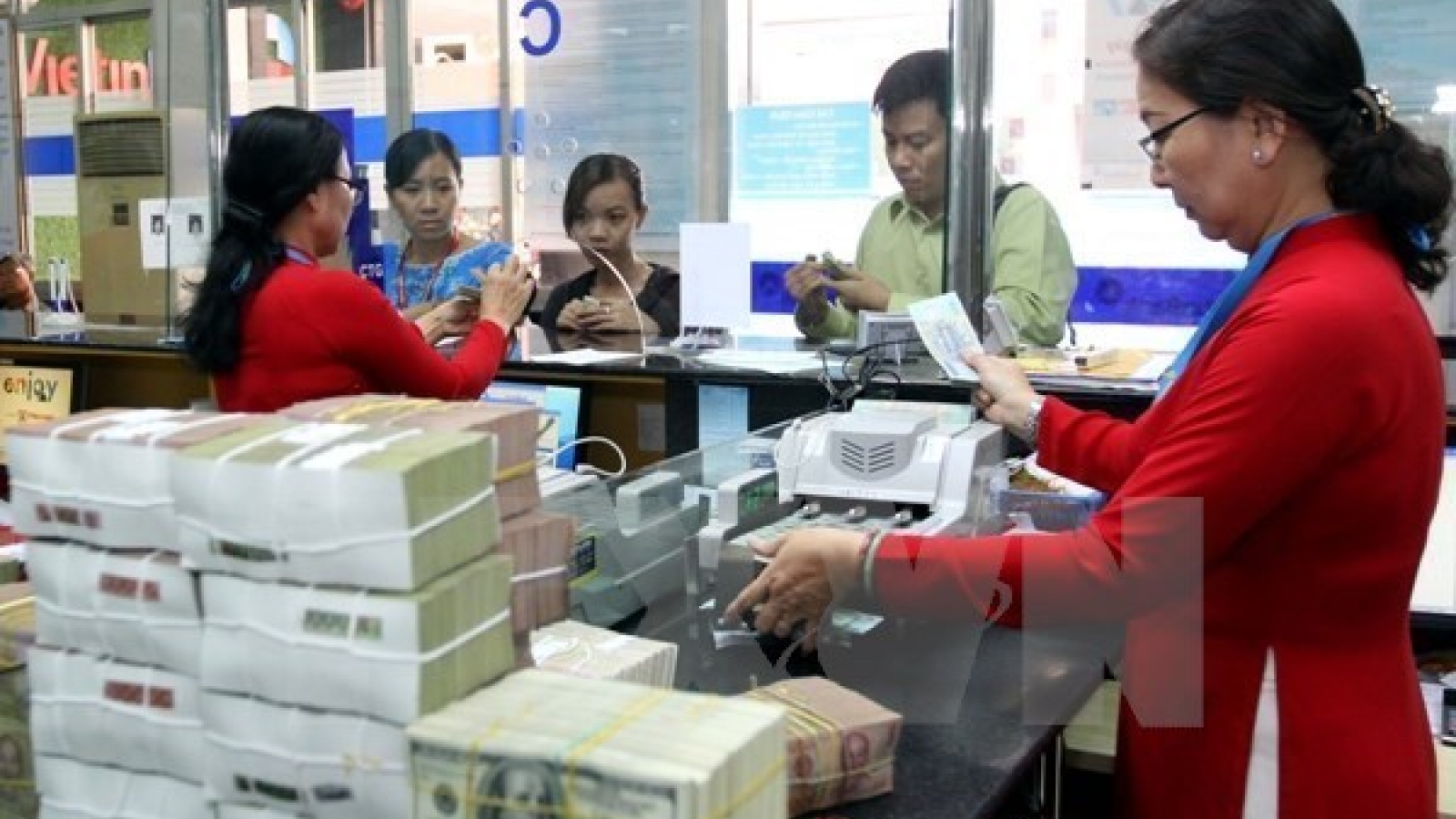 Reference exchange rate drops VND1