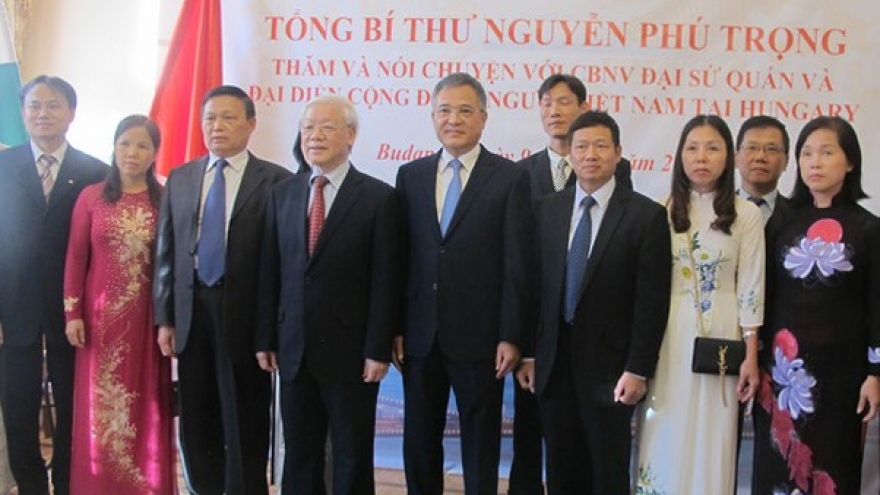 Party leader visits Vietnamese embassy, meets expatriates in Hungary