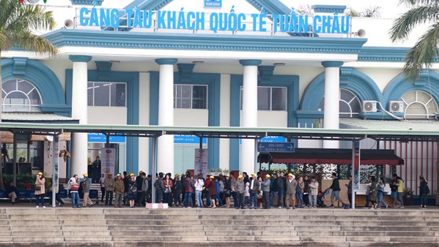 
        Ha Long welcomes tens of thousands of tourists on New Year
                          
                      