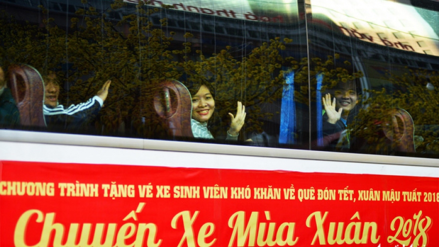 Free buses ride 3,000 students home for Tet