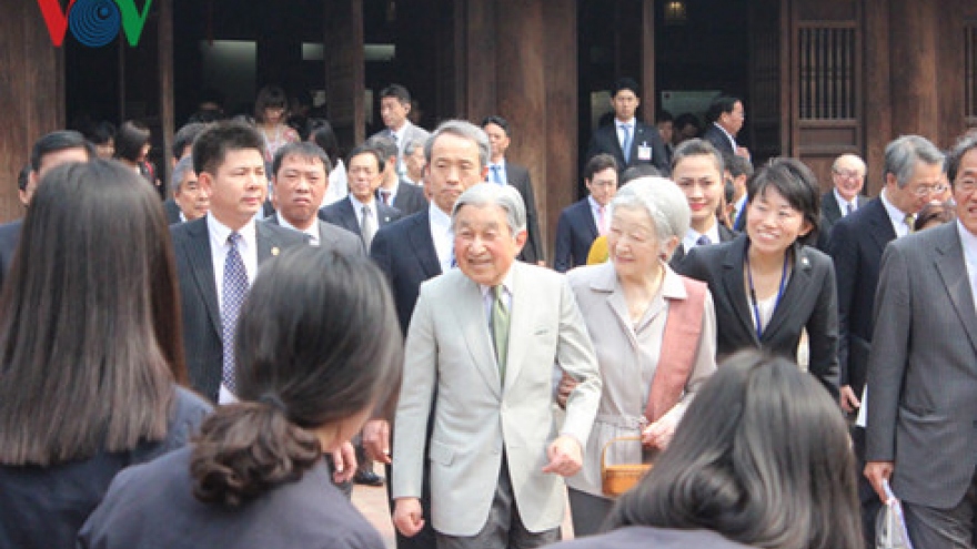 Japanese Emperor, Empress meet Vietnamese alumni