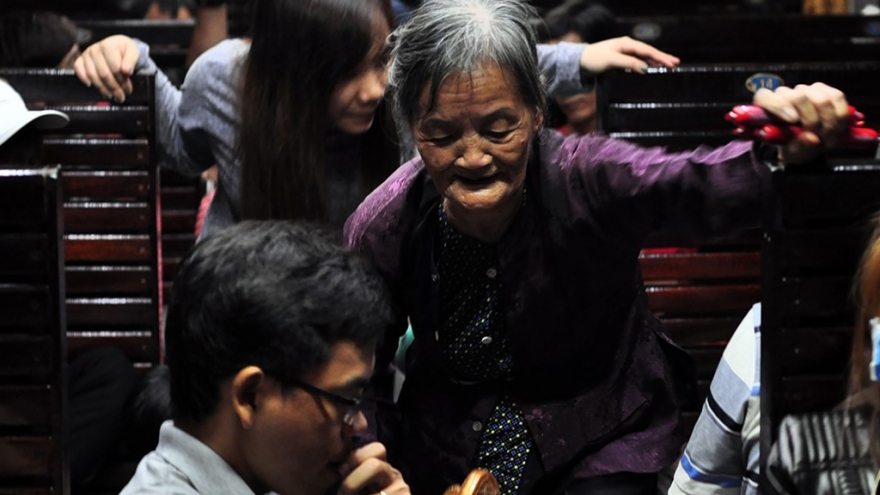 TET trains heading north jam-packed to the roofs