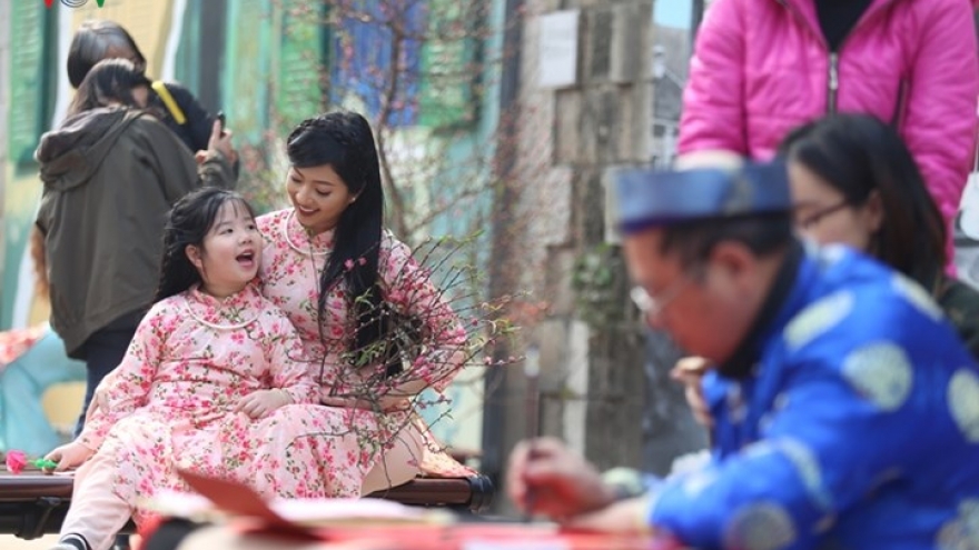 Hanoians pour into streets to enjoy Tet atmosphere 