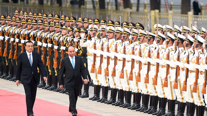China welcomes PM Phuc with gun salute