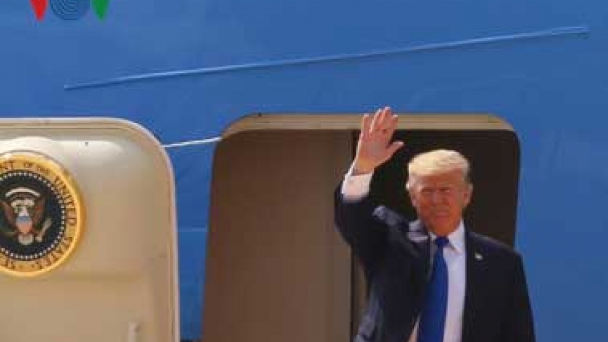 
        US President Donald Trump arrives in Vietnam
                          
                      