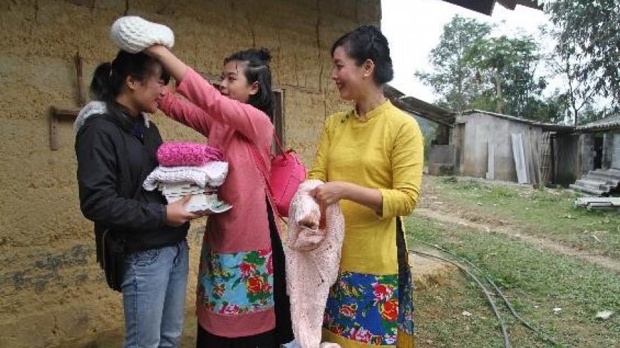 Celebrities do pre-Tet charity work