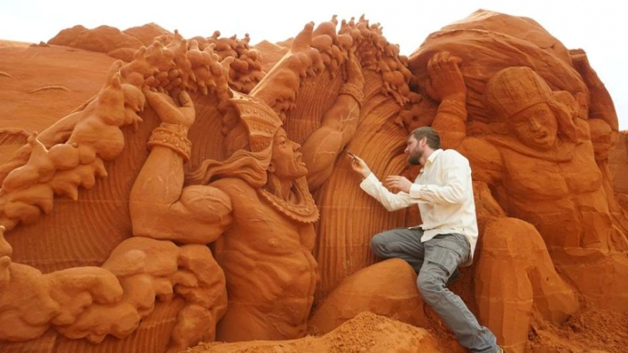 Contemplating sculpture works on Phan Thiet dune 