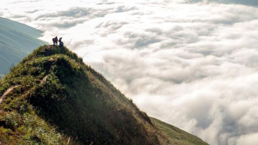 Stunning video shows dancing clouds of Ta Xua Mountain