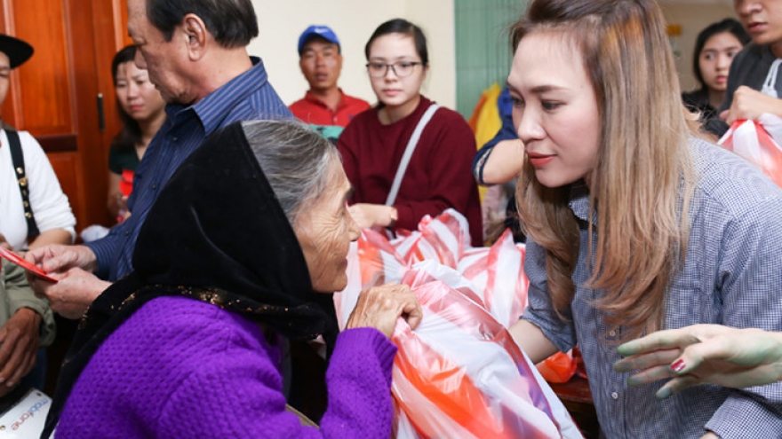 My Tam presents Tet gifts to poor people