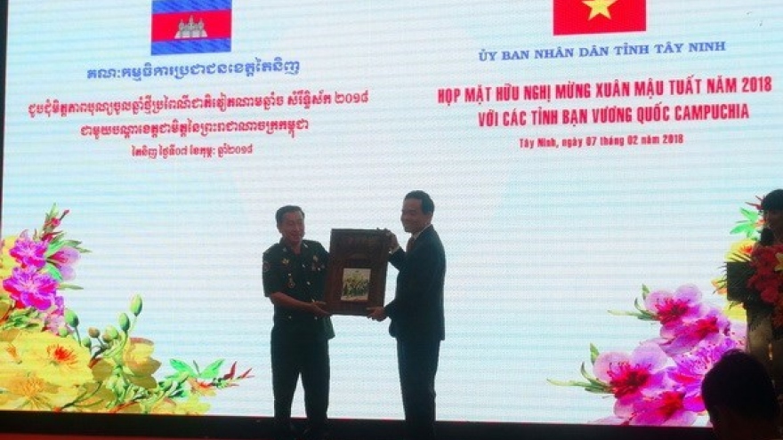 Tay Ninh strengthens friendship with Cambodian localities