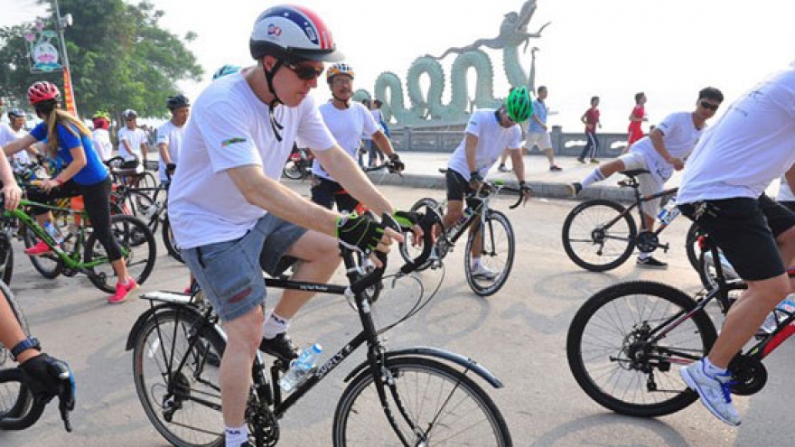 
        US Ambassador joins rhino protection cycling
                              