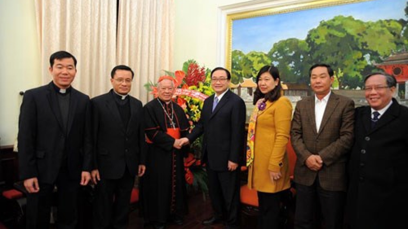 Hanoi Archdiocese leader extends Tet greetings to city Party Committee