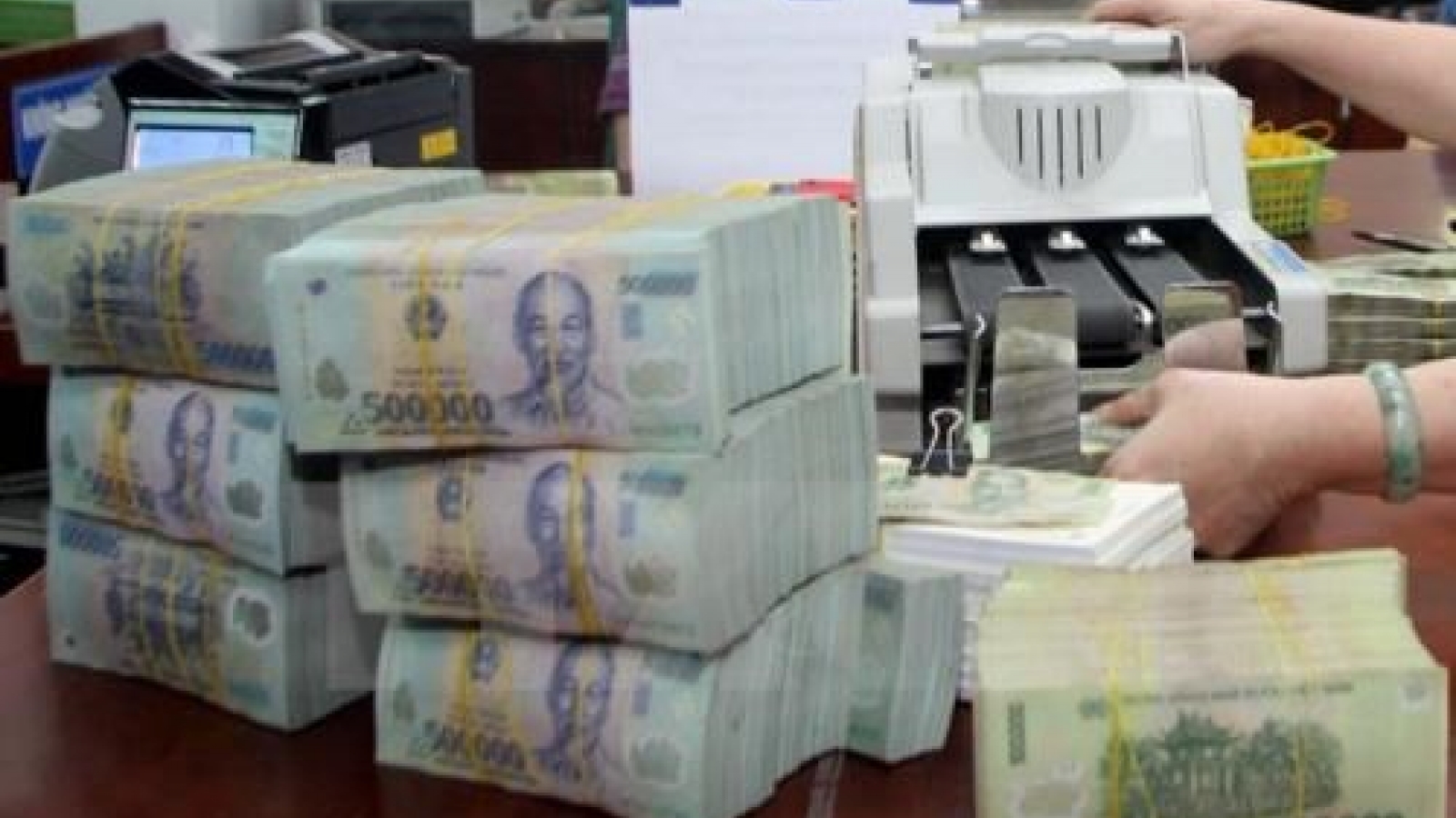 Tet bonuses for workers in HCM City