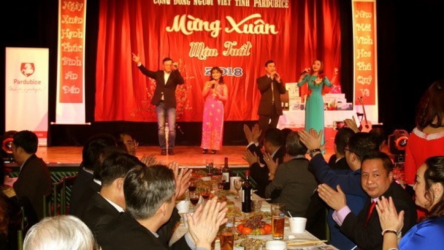 Overseas Vietnamese celebrate Lunar New Year