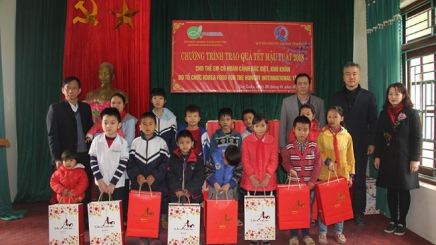 Tet gifts for underprivileged children in Vinh Phuc