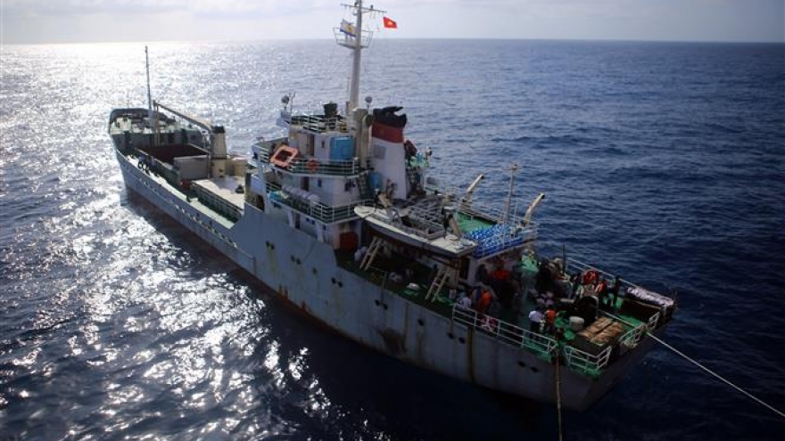 Tet gifts reach staff on offshore platform