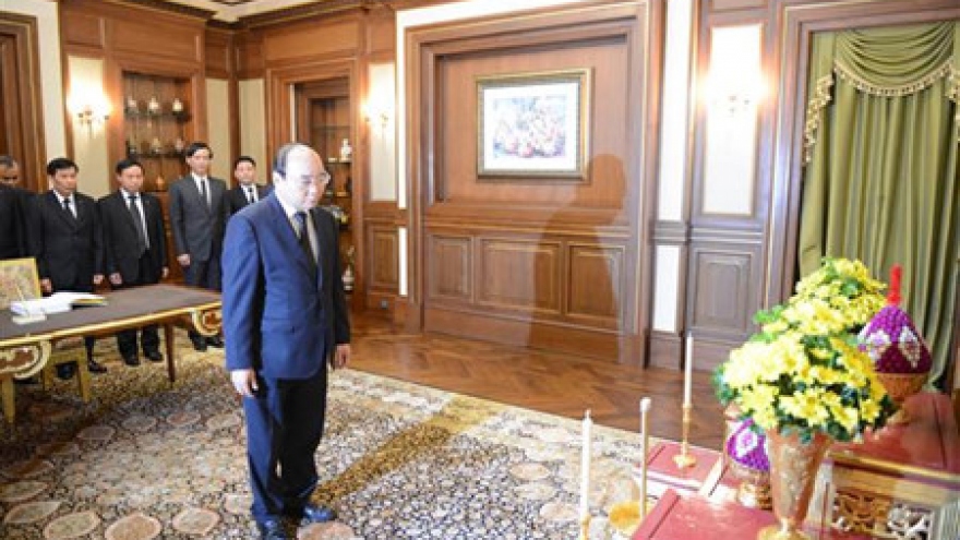 PM Phuc pays tribute to Thai King