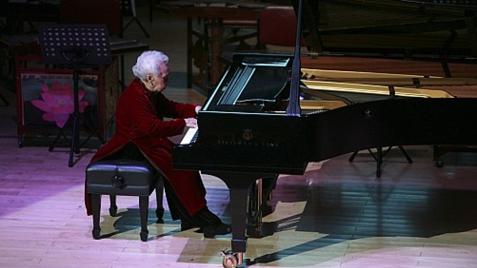 99-year-old grandma wows crowd with jaw-dropping piano performance