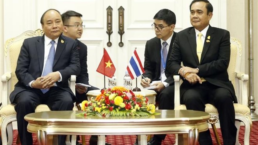 PM Phuc meets Thai counterpart