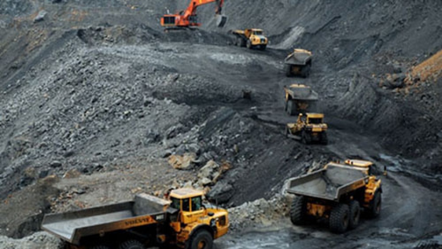 Domestic coal stockpiles mount as imports surge