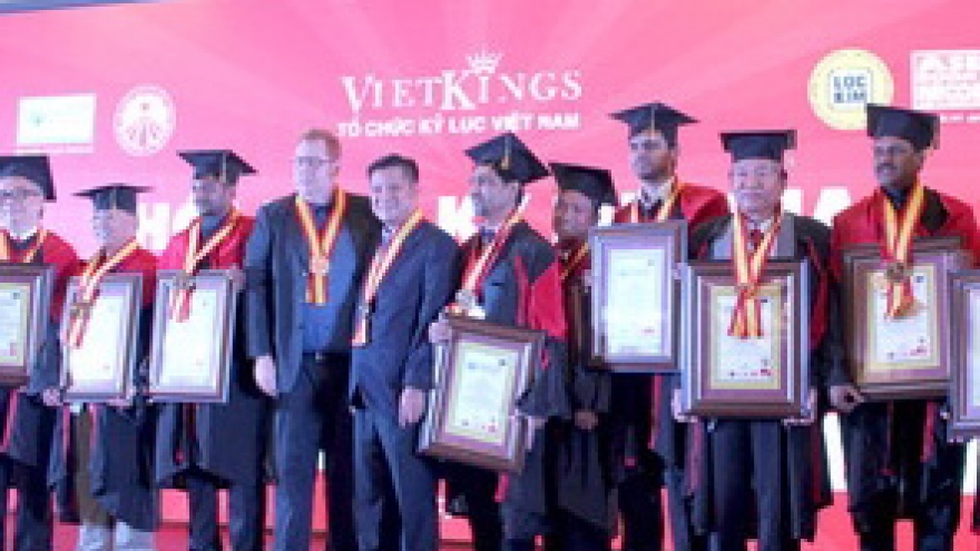 Six record holders receive honourary doctorate degrees 